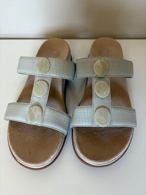 Vionic Serra Pale Gray Double-strap Slide Sandals with Marbled Buttons size 7